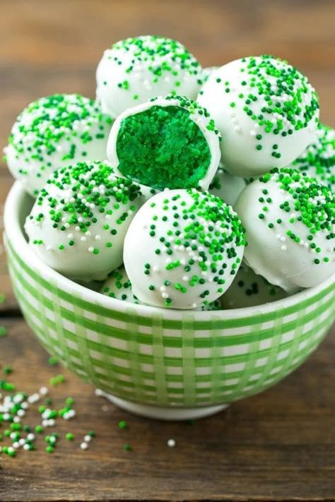 Irish Potato Bites, Potato Bites Recipe, St Patricks Food, Irish Cake, St Patrick Day Snacks, Irish Desserts, St Patrick Day Treats, Green Desserts, Cake Ball