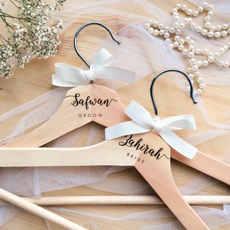 Hanger Wedding, Wedding Hanger, Pearl Bridesmaid Hanger, Groom Hanger, Customized Hanger Wedding, Bridal Hangers Personalized Diy, Engraved Hangers, Bride Hanger Personalized, Bridal Hangers Personalized