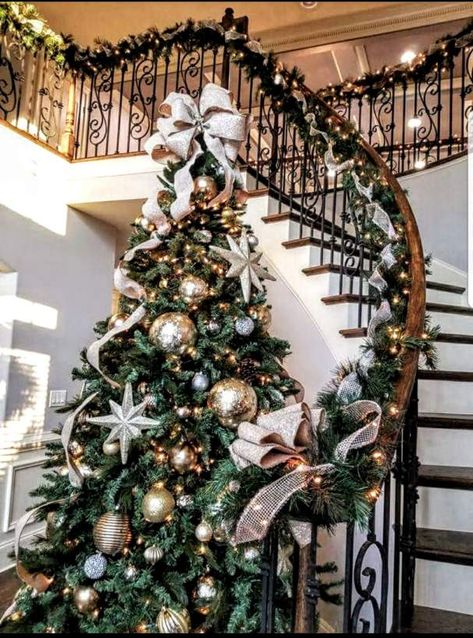 Silver Christmas Decorations, Christmas Tablescape, Silver Christmas Tree, Gold Christmas Decorations, Christmas Tree Inspiration, Traditional Christmas Tree, Beautiful Christmas Trees, Gold Christmas Tree, Christmas Trends