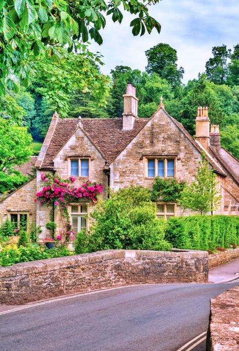 Mosaic Houses, British Cottages, Cotswold Cottages, Small House Inspiration, New England Cottage, Visit England, British Houses, British Cottage, Cotswold Cottage