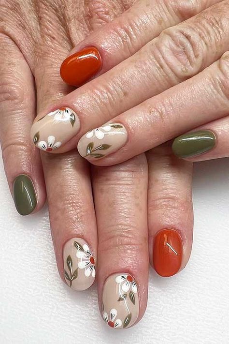 Burnt orange and olive green nails Forest Nail Design, Fall Green And Orange Nails, Light Green Fall Nails, Dark Green And Orange Nails, Burnt Orange And Green Nails, Sage Green And Orange Nails, Green And Orange Nails Fall, Olive Green And Orange Nails, Olive Fall Nails