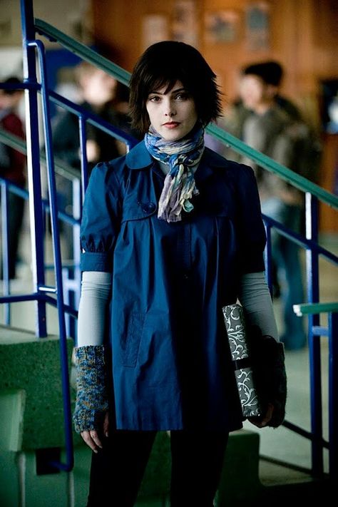 Outfits Alice Cullen Outfits, Dope Sweaters, Alice Twilight, Twilight Outfits, Twilight 2008, Modern Short Hairstyles, Alice Cullen, Short Sleeve Jacket, Ashley Greene