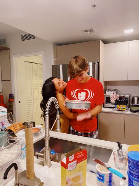 Teenage Love Christmas, Baking Dates Couple, Christmas With Your Boyfriend, Baking Aesthetic Couple, Baking Couple Aesthetic, Cute Christmas Couple Aesthetic, Christmas Couple Baking, Baking Date Couple, Christmas Couples Aesthetics