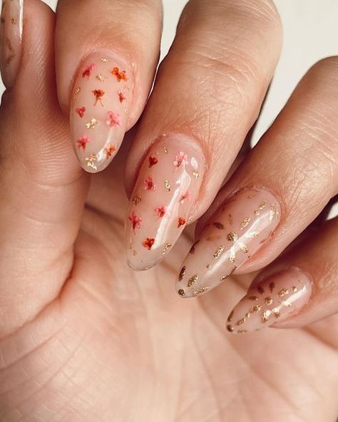 Wedding Nails With Flowers, Gold Flakes Nails, Nails Encapsulated, Flowers Nails, Encapsulated Nails, Mini Flowers, Gold Flake, Gel Extensions, Gel Nail Designs