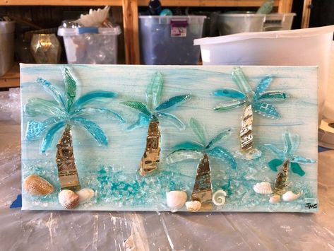 Fused Glass Palm Trees, Beachy Crafts, Broken Glass Crafts, Artisan Workshop, Glass Art Techniques, Sea Glass Art Projects, Seaglass Art, Beach Glass Crafts, Art Coquillage