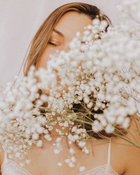 Photography | Self Portrait with Baby's Breath flowers Portrait Photo Original, Beauty Portrait Photography, Beauty Fotografie, Flower Photoshoot, Photographie Portrait Inspiration, Portrait Photography Women, Self Portrait Photography, Creative Portrait Photography, Portrait Photoshoot