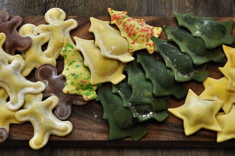 Homemade Crackers Recipe, Christmas Pasta, Pasta Shop, Winter Hygge, Pasta Art, Homemade Ravioli, Homemade Crackers, Pasta Maker, Dental Surgery