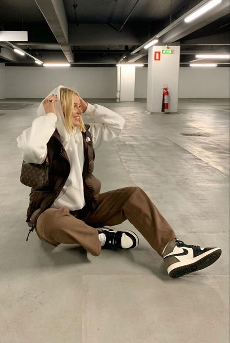 Puffer Vest Outfit, Jordan Outfit, Brown Jeans, Parking Garage, Ootd Inspo, Comfy Sweatshirt, Streetwear Fashion Women, Winter Fits, Mode Vintage