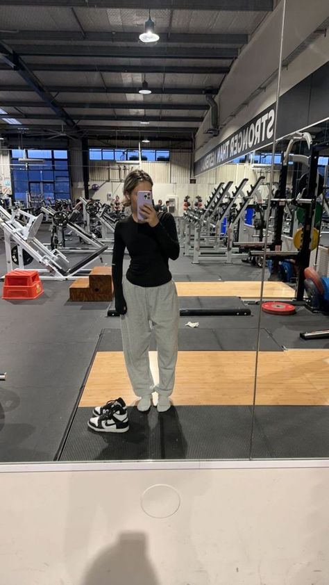 Gym Outfit With Hoodie, Gym Comfy Outfit, Cold Day Gym Outfit, Gym Outfits Aesthetic Winter, Gym Outfit For Winter, Aesthetic Gym Outfits For Women, Gym Sweats Outfit, Gym Hoodie Outfit, Gym Girly Outfits