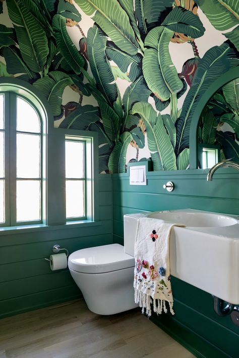 Tropical Bathroom Decor, Attic Bathroom Ideas, Tropical Bathroom, Wallpaper Bathroom, Attic Bathroom, Bad Inspiration, Modern Toilet, Small Bathroom Ideas Modern, Stunning Bathrooms