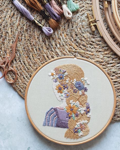 Tangled Embroidery, Rapunzel Embroidery, Embroidery Disney, Tangled Disney, Embroidery Hoop Art Diy, Rapunzel Tangled, Crochet Bandana, Disney Embroidery, Tangled Rapunzel