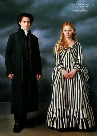 Johnny Depp as Ichabod Crane and Christina Ricci as Katrina Van Tassel in Sleepy Hollow. Sleepy Hollow Movie, Colleen Atwood, Victorian Skirt, The Legend Of Sleepy Hollow, Johnny Depp Movies, Tim Burton Films, Tim Burton Movie, The Lone Ranger, Christina Ricci