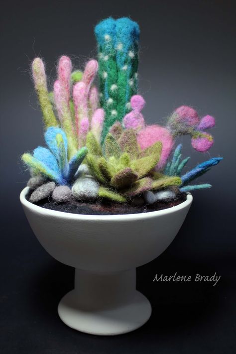 Felted Succulents, Diy Felt Animals, Wool Crafts Diy, Felt Craft Projects, Felt Succulents, Felt Mushroom, Felted Crochet, Needle Felting Diy, Felt Coasters