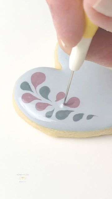 Royal Icing Cupcake Cookies, Spring Cookie Decorating Ideas, Royal Icing Wet On Wet Designs, Wet On Wet Royal Icing Flowers, Circle Cookie Designs, Flower Cookies Decorated Royal Icing, Bunny Royal Icing Cookies, Easter Sugar Cookies With Royal Icing, Wet On Wet Cookie Decorating