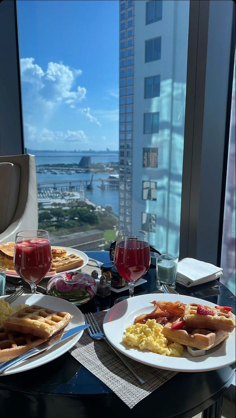 Fancy Lunch Aesthetic, Food In Hotel Aesthetic, Dubai Food Snapchat Story, Dubai Breakfast Snapchat, Dinner Aesthetic Night Restaurant, Dubai Restaurants Aesthetic, Fancy Lunches, Eating Food Funny, Dubai Aesthetic