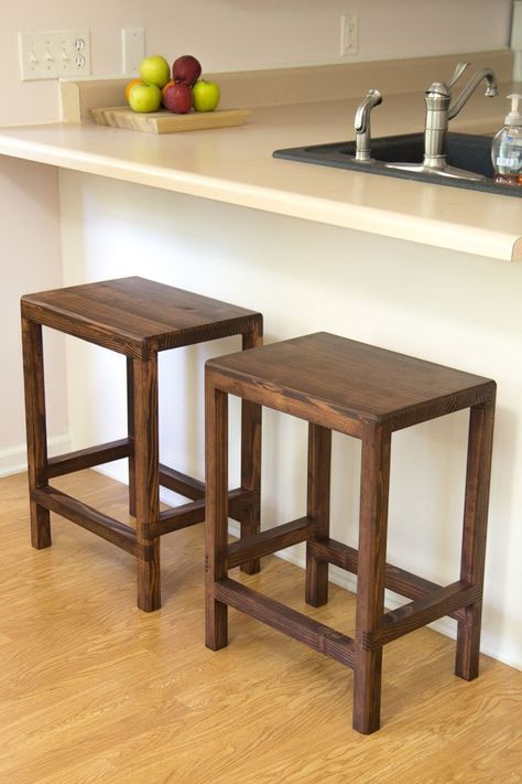 How to make a half lap bar stool out of 2x4's Diy Bar Stool, Build Your Own Bar, Shipping Furniture, Diy Bar Stools, Diy Stool, Entry Furniture, Diy Bar, Diy Holz, Mobile Bar