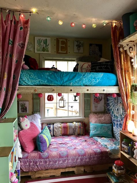 Cottage Core Bunk Bed, Room Ideas For 2 Sisters Teenagers, Pjo Visuals, Intp Core, Bedroom Fort, Bunk Bed Curtains, Bohemian Dorm, Retro Dining Table, Caravan Makeover