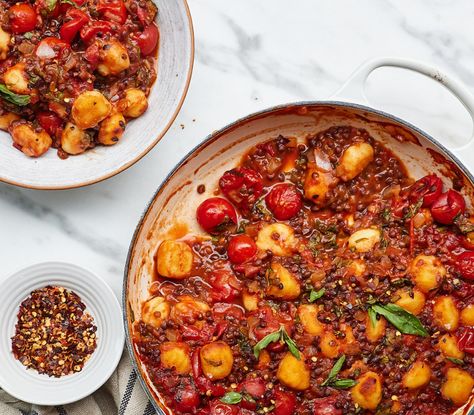 Looking for a hearty, flavourful and easy-to-make weeknight dish? Deliciously Ella's rich gnocchi bake is packed with goodness and easy on the washing-up! Deliciously Ella Recipes, Tomato Gnocchi, Gnocchi Bake, Family Nutrition, Baked Gnocchi, Deliciously Ella, Meat Free Recipes, Vegan Healthy, Recipes Vegetarian