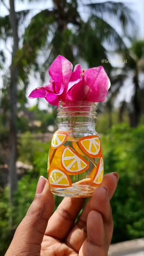 Jar Crafts Painting, Jar Paint Ideas, Paint Bottles Diy, Jar Painting Ideas Cute, Small Bottle Art, Bottle Diy Crafts, Glass Jar Painting, Bottle Painting Ideas, Simple Bottle Art