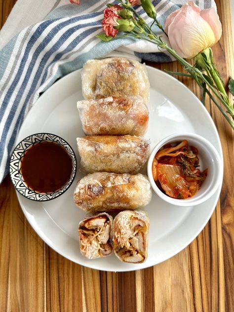 Gochujang Chicken in Crispy Rice Paper Crispy Chicken Roll, Crispy Rice Recipe, Rice Crispies Recipe, Crispy Rice Paper, Gochujang Paste, Cartagena Colombia Travel, Vermicelli Rice, Rice Paper Recipes, Gochujang Chicken