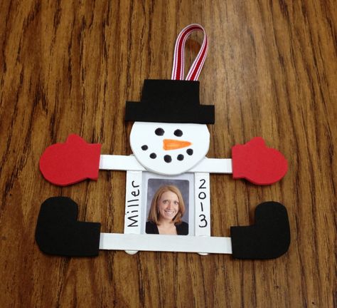 Winter Fun!! Make this cut snowman from craft sticks and felt. Use as a picture frame, a gift card frame, or insert a greeting and make it a unique holiday card. Påskeaktiviteter For Barn, Creative Christmas Crafts, Christmas Crafts For Kids To Make, Christmas School, Preschool Christmas, Christmas Classroom, Easy Christmas Crafts, Snowman Crafts, Snowman Christmas