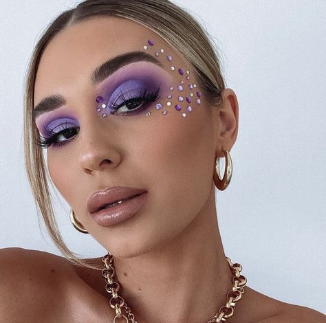 cabernetqween 🍷 | Festival eye makeup, Festival makeup glitter, Rave makeup Rave Makeup Glitter, Eye Makeup Festival, Edc Makeup, Glitter Carnaval, Festival Eyeshadow, Festival Eye Makeup, Music Festival Makeup, Shani Grimmond, Makeup Festival