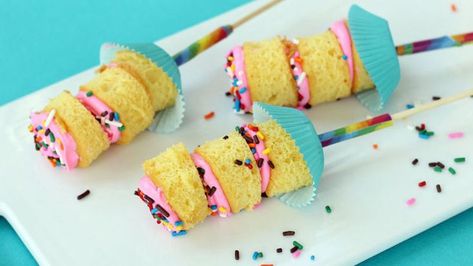 You can never go wrong with birthday cake! This simple brithday cake kabob recipe is a fun and creative way to serve guests bite sized morsels of yummy cake. Cake Kabobs, Birthday Party Hacks, Cake Mix Cupcakes, Betty Crocker Cake, Cake Brownie, Birthday Breakfast, Birthday Week, Breakfast For Kids, Rice Krispie Treat