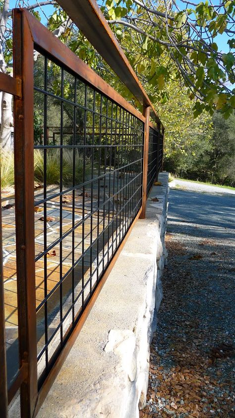 Living Iron: Hog Wire Fencing with Patina, landscape design, fencing. Will it keep out deer? Hog Wire Fence Gate, Diy Hog Wire Fence, Hog Wire Fence Ideas, Wire Fence Gate, Wire Fence Ideas, Wire Deck Railing, Hog Wire Fence, Fence Planning, Front Fence