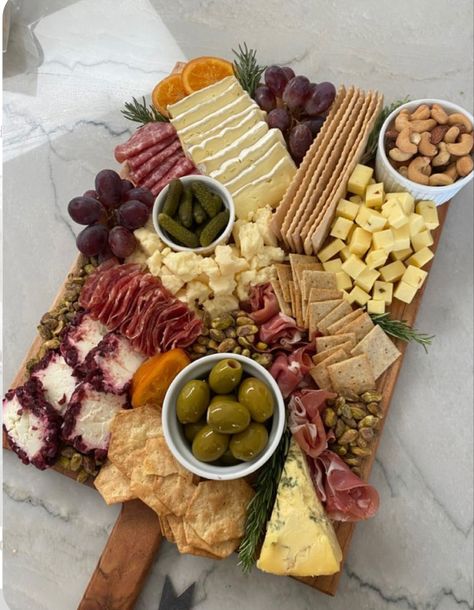 Grape Cheese Platter, Cheese And Jam Board, Cheese Bored Ideas, Goat Cheese Platter, Cheese Board For Party, Rectangle Cheese Board Ideas, Crackers For Cheese Board, Cheese Board And Wine, Snacks For Guests Entertaining