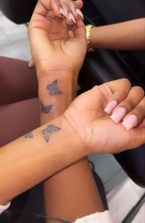 Tato Paha, 16 Tattoo, Tato Jari, Hand Tattoos For Girls, Cute Hand Tattoos, Pretty Hand Tattoos, Small Pretty Tattoos, Tattoos For Black Skin, Hand Tattoos For Women