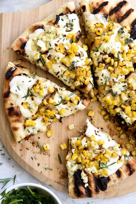 Corn Pizza Recipe, Corn Pizza, Gorgonzola Pizza, Delicious Dungeon, Grilled Pizza Recipes, Homemade Pizza Dough Easy, Food Sandwiches, Vegetarian Grilling, Girls Dinner