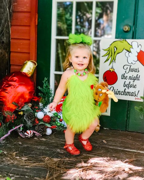 Grinch, photoshoot, toddler girl, Christmas, fashion Grinch Photo Shoot Ideas, Grinch Birthday Photoshoot, Grinch Themed Photo Shoot, Grinch First Birthday Photoshoot, Baby Grinch Photoshoot, Grinch Baby Photoshoot, Grinch Christmas Photoshoot, Grinch Photoshoot Ideas, Grinch Bebe