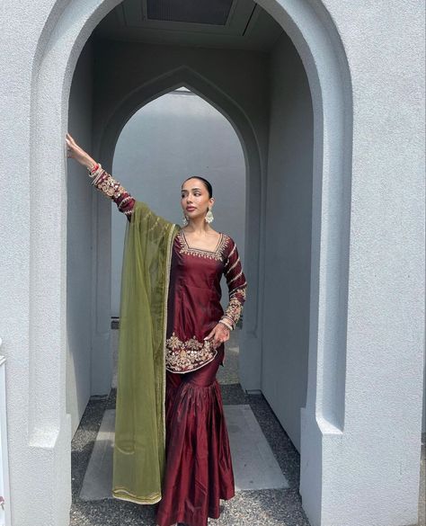 Aesthetic Gharara, Traditional Brown Sharara With Dupatta, Red Gharara Outfit, Maroon Gharara, Maroon Gharara Pakistani Bridal, Ethnic Fashion Indian, Indian Fits, Indian Dress Up, Desi Fits