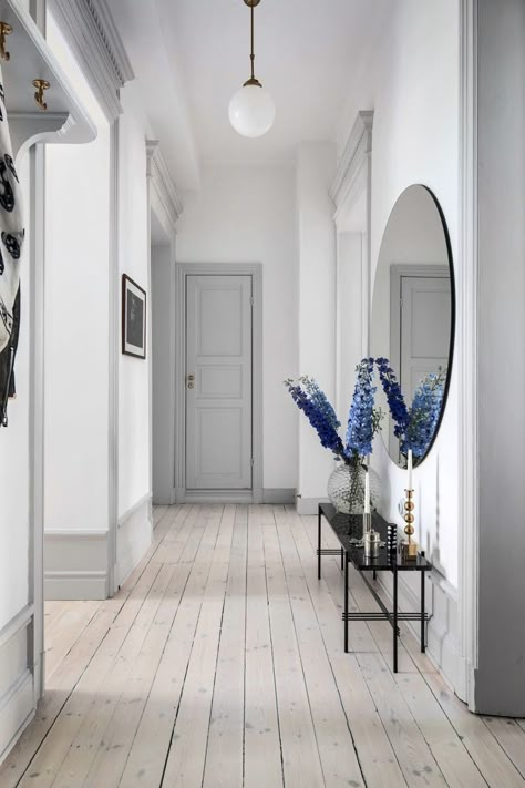 Ett hem att inspireras av - 34 kvadrat - Metro Mode Grey Hallway, Coron, Apartment Inspiration, Interior Door, Interior Inspo, Living Room Interior, My Dream Home, Penthouse, Interior Design Living Room