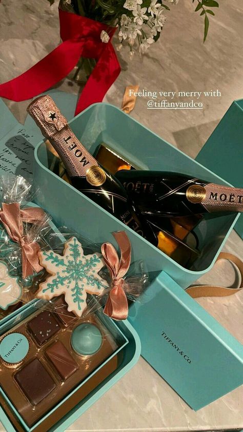 Rosé Ig Story, Creative Wedding Gifts, Luxury Birthday, Rosé Instagram, Harry Potter Books, Raise Money, Tiffany And Co, Rosé Blackpink, Story Instagram