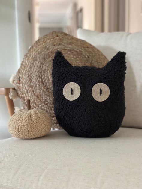 Halloween Pillow Diy, Diy Cat Pillow, Halloween Cushions, Halloween Pillows Diy, Autumn Pillows, Funky Pillows, Pillow Halloween, Black Cat Pillow, Halloween Sewing Projects