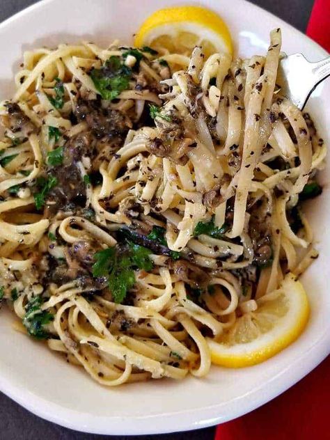 Linguine and Clams with a fork Clam Linguine Recipe, Linguine Recipes Easy, Pasta Recipes Linguine, Clam Linguine, Canned Clams, Linguine And Clams, Clams Recipe, Clam Pasta, Italian Seafood