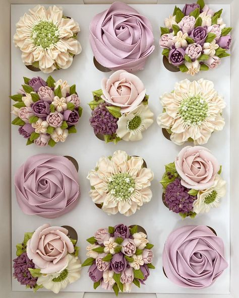 Cupcake Flower Bouquets, Cupcakes Flores, Tårta Design, Elegant Cupcakes, Fancy Cupcakes, Cupcake Cake Designs, Floral Cupcakes, Cake Decorating Piping, Beautiful Cupcakes