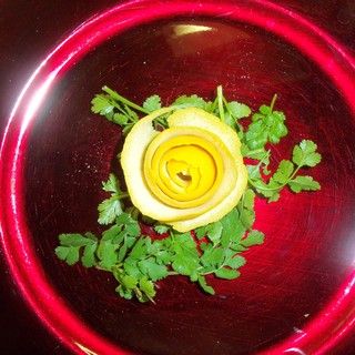 Decorative Lemon Rose #lemon#rose#yellow#pretty#decorate#food#beautiful#green#red#cilantro#instructables Lemon Roses, Edible Roses, Lemon Rind, Lemon Tart, Lemon Slice, Food Decoration, Cilantro, Cucumber, Spice Things Up