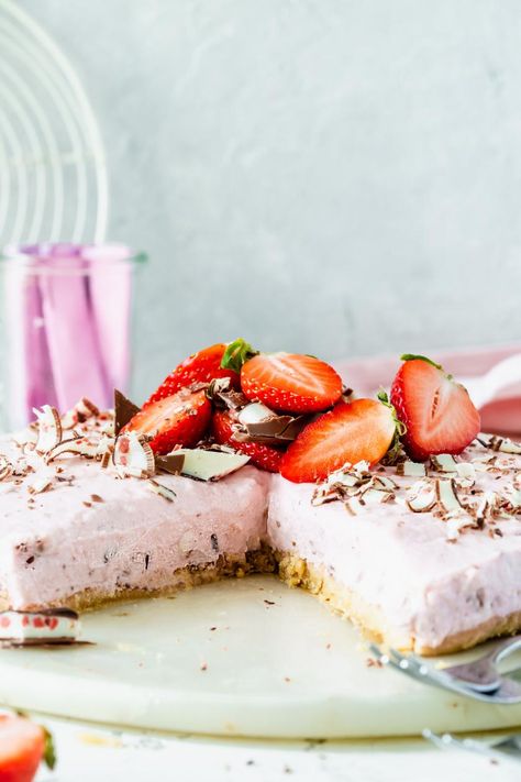 Diese Erdbeer-Yogurette-Torte ohne Backen ist kinderleicht gemacht und dank Frischkäse und Joghurt herrlich cremig ♥︎ Hol dir jetzt das beste Rezept! Strawberry Things, Philadelphia Torte, Bake Cake, Sweet Food, Strawberry Milk, Birthday Cake Kids, Kids Cake, Birthday Cakes, No Bake Cake