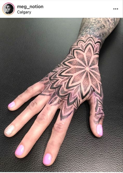 Geometric Hand Tattoo, Hand Mandala, Amazing 3d Tattoos, Mandala Hand Tattoos, Neo Tattoo, Hand Tats, Geniale Tattoos, Zodiac Tattoos, 3d Tattoos