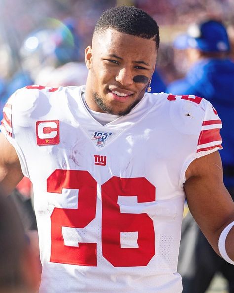 Saquon Barkley Aesthetic, Football Running Back, Ny Giants Football, Football Run, Saquon Barkley, 26 Years Old, New York Giants Football, Eli Manning, Giants Football