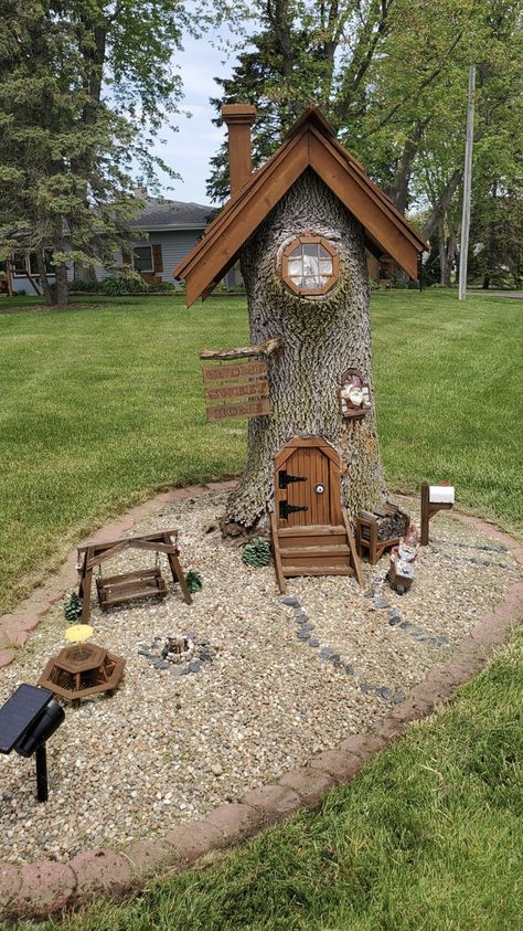 Gnome Tree Stump House, Tree Stump House, Bird Feeders Diy, Stump House, Tree Stump Decor, Stump Art, Tree Stump Ideas, Gnome Tree, Gnome Houses