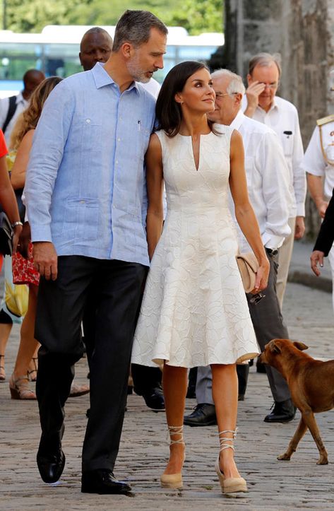 Doña Letizia: El detalle con el que la Reina presume de moda española a 7.500 km de casa Queen Leticia, Havana Vieja, Queen Letizia Style, Royalty Fashion, Princess Letizia, Parisian Chic Style, Tailored Clothes, Estilo Real, 12 November