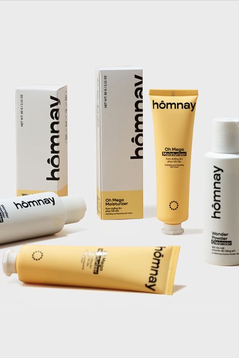 Xolve Branding's packaging for homnay represents a streamlined approach to skincare, addressing the confusion consumers can face in a saturated market. The three-fold strategy—Simple Beauty, True Clean Beauty, and City Solutions—is visually communicated, simplifying product selection and adapting to urban lifestyles. Creative Box Packaging, Sunscreen Packaging Design, Sunscreen Packaging, Packaging Creative, Powder Cleanser, Skincare Branding, Luxury Packaging Design, Packaging Design Trends, Customized Packaging