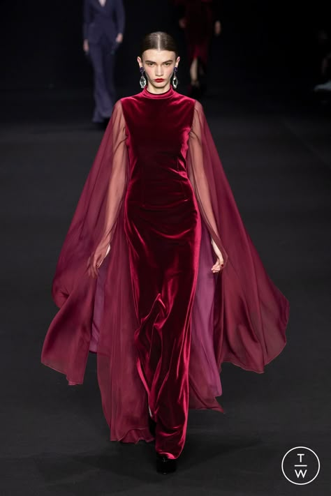 Tagwalk: The Fashion Search Engine Soiree Dresses, Valentino Haute Couture, Velvet Dress Designs, Chiara Boni, Fashion Week Milan, Elegant Dresses Classy, Long Evening Gowns, Classy Dress Outfits, Fashionista Clothes