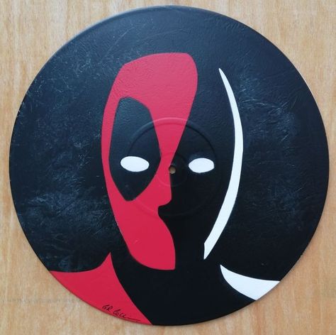 Marvel Cd Paintings, Deadpool Stencil, Marvel Painting Ideas On Canvas, Dvds Pintados, Cd Art Ideas, Deadpool Painting, Disk Art, Iron Man Painting, Vinyl Record Painting