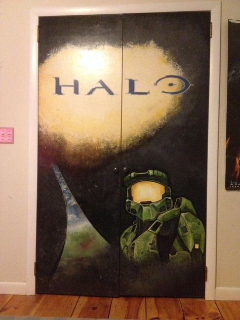 #Halo Art on a Closet via Reddit user legen_dary69 Halo Bedroom, Xbox Bedroom, Gamer Bedroom, Halo Art, Halo Master Chief, Halo Game, Bee Sting, Games Room, Video Game Art