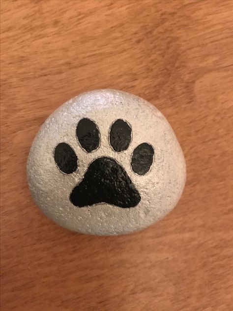 Pebble Art Animals Ideas, Cute Rock Painting Ideas Easy Animals, Dog Paw Art, Halloween Canvas Paintings, Rock Painting Flowers, Family Tree Painting, Paw Painting, Paw Art, Happy Rock