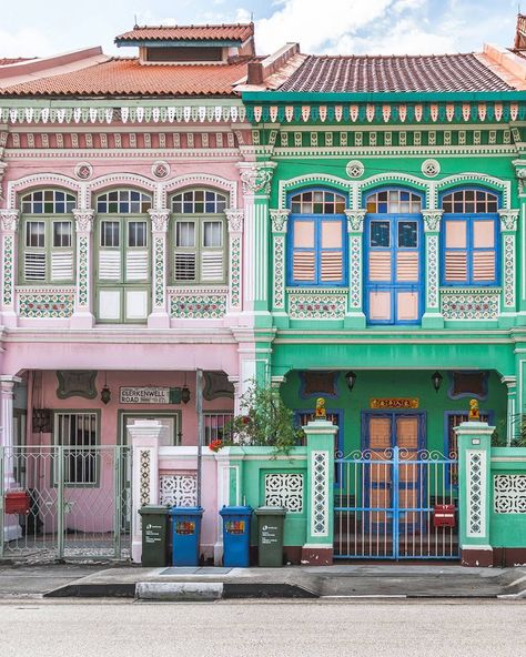 Singapour Retro House Exterior, 70s House Exterior, Painted Lady House, Chettinad House, Singapore House, Tuscan Farmhouse, Victorian Exterior, Asian House, Victorian Village